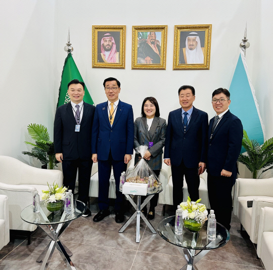 'CityScape Global 2024'에 참석한 (왼쪽부터) 석상옥 네이버랩스 대표, 어명소 LX공사 사장, 네이버 대외·ESG정책 대표, 장병훈 K-water 수자원환경부문장, 김유원 네이버클라우드 대표이사. [LX공사 제공]